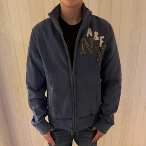 Abercrombie&fitch vintage kofta  - Väldigt fint skick och en väldigt udda tröja som är väldigt populär, denna finns ej att köpa längre. Modell är 182 och väger 72. Tveka inte på att höra av dig, tar även emot bud. 