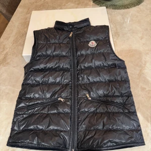  Guie väst från Moncler - En Moncler Guie väst, i storlek 164 /14 anni. Är en super snygg väst. Bara att höra av sig för fler bilder eller vid frågor 😊