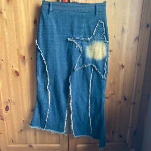 Y2k - Star skirt, i tunnt material, härligt för sommaren. Knappt använd mid skirt med snygg trim 