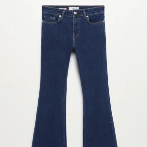 Mörkblå flare jeans - Säljer mörkblå flare jeans från MNG🩵