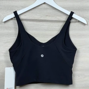 Ny Lululemon Align top - Lululemon align träningstop i svart storlek 8 passar S-M. Orginalpriset är 740 kr. Säljer då de inte passar och jag har redan köpt i en större storlek.