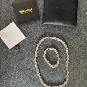 Cordell kedjor i 925 silver 10mm och 8mm - Första kedjan: 55cm, 10mm. nypris 5399kr. Mitt pris 4000kr Andra kedjan: 60cm, 8mm . Nypris 4799kr. Mitt pris 3000kr