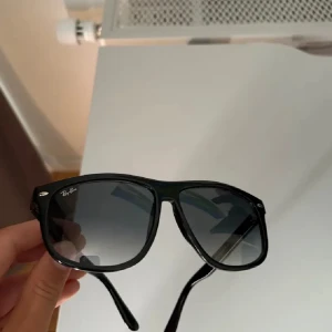 Rayban Boyfriend  - Helt nya, hel svarta, Rayban Boyfreind, endast glasögonen följer med vid köp. Hör av dig vid minsta lilla fundering! 