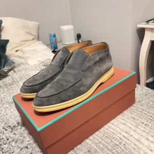 Loro piana open walks - Säljer ett par jätte fina loro piana open walks i en väldigt sällsynt färg, ny pris ligger dom på ca 12000kr men säljer för endast 5499 men pris kan diskuteras vid snabb afför, dom har en liten defekt, dom är i storlek 40 men passar mig som har 42 efter som loafers sitter stort i storleken, bara skorna ingår, de funkar på både sommaren och hösten men kan också funka på vintern och måste säga att de är dom skönaste skorna jag nånsin haft 