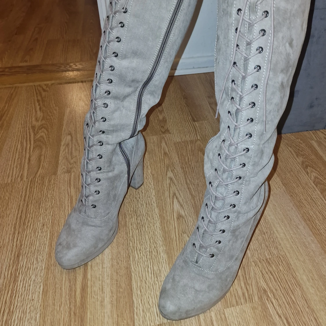 Grå höga mockastövlar med snörning - 2