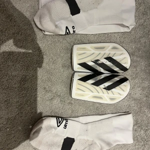 Fotbolls set  - Perfekt för nybörjare med strumpor och benskydd. Strumpor storlek (42) och benskydd storlek (S-M) 