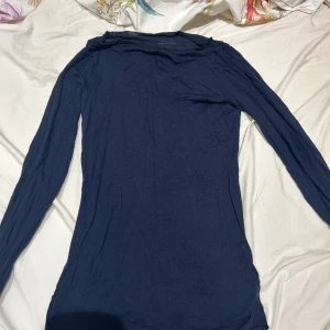 Mörkblå långärmad tröja Intimissimi - Superskön mörkblå långärmad tröja från Intimissimi i ultralätt material med kashmir. Använd ett fåtal gånger och i väldigt bra skick. Passar perfekt nu till hösten!