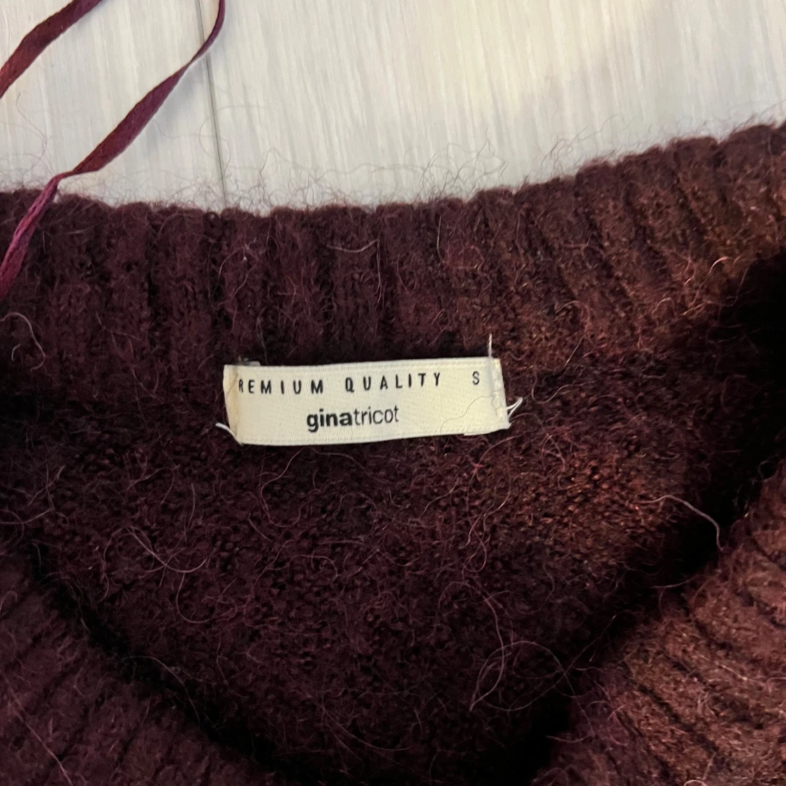 Vinröd stickad tröja från Gina Tricot - 1