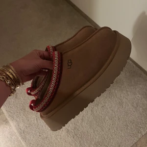 UGG W Tazz II Chestnut - Säljer mina bruna UGGS i storlek 39. Endast använda 1-2 gånger varsamt, de är som helt nya!! Ordinariepris 1699:- förra året på KidsBrandStore. Inga defekter, säljs endast för att de ej används🥰