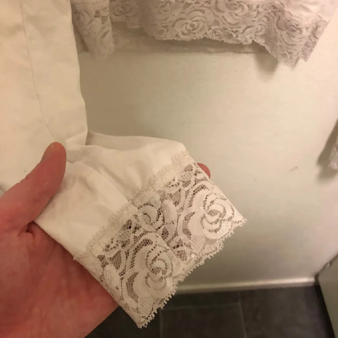 Vit långärmad topp med spetsdetaljer - 1