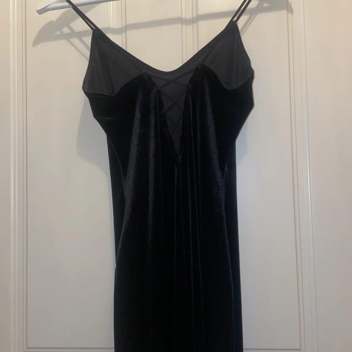 Svart lång sammetsklänning NLY One - 1