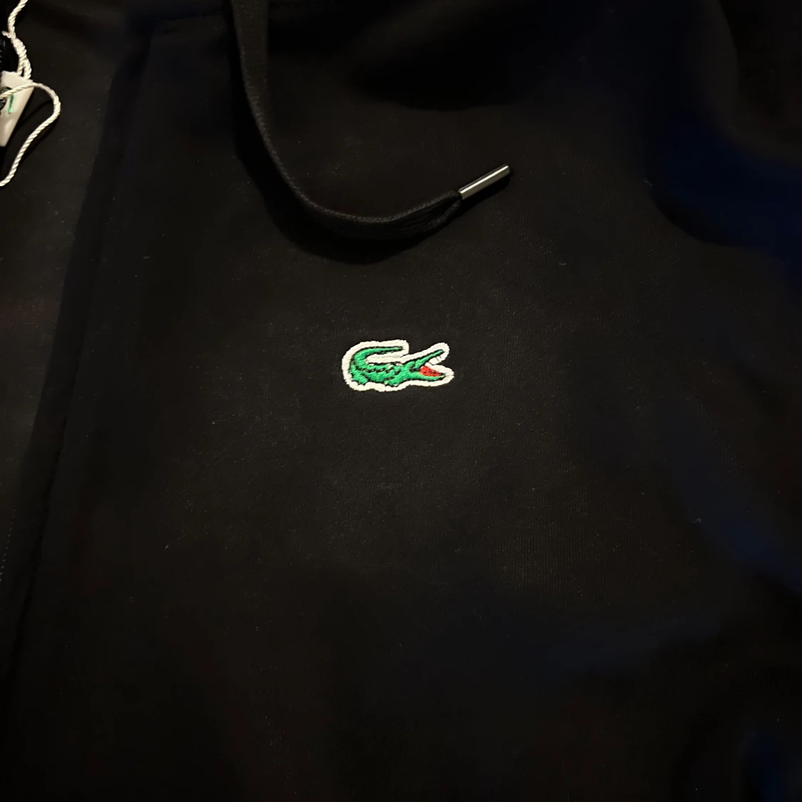 Svart hoodie från Lacoste med dragkedja - 1