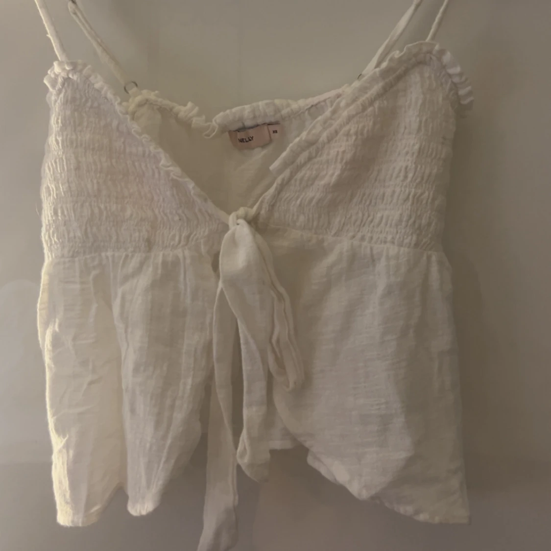 Vit linnetopp med knyt från Nelly