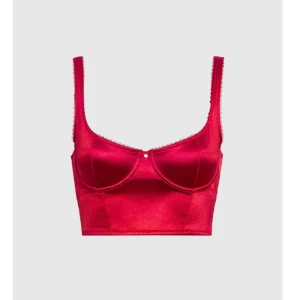 röd balconette-bh i satin, osynlig söm (S) 32-34 B - Unlined Satin Balconette Bra Top in Cosmo Red from LA SENSA (American brand), It's new, it has the tag, I didn't even try it on because it's not my size, the red color is gorgeous and it's very soft, flirty and sexy!  It fits perfect for 32 or 34 B, new it costed me 550kr 