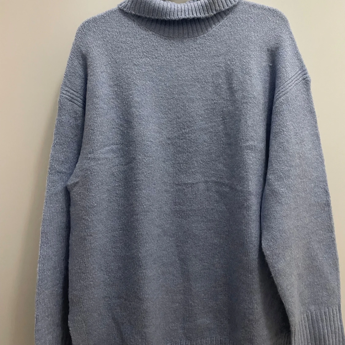 Ljusblå stickad tröja med slits - 2