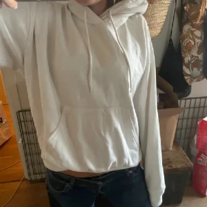 Vit hoodie - Super snygg vit hoodie som ej kommer till användning! Inga defekter💗💗