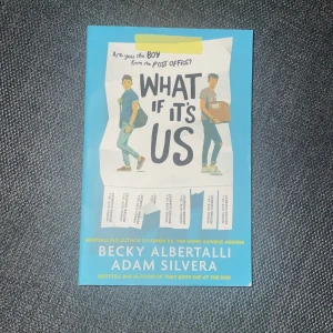 bok: What If It's Us  - What If It’s Us handlar om två tonårskillar, Arthur och Ben, som möts av en slump i New York och försöker ta reda på om deras oväntade möte kan leda till kärlek. (Boken är på engelska)