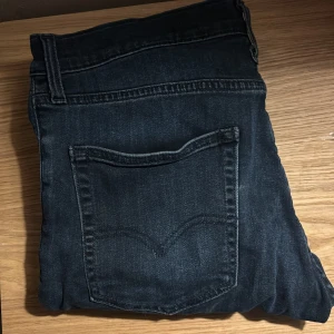 Levis jeans - Ett par mörkblåa Levis jeans storlek 30:30