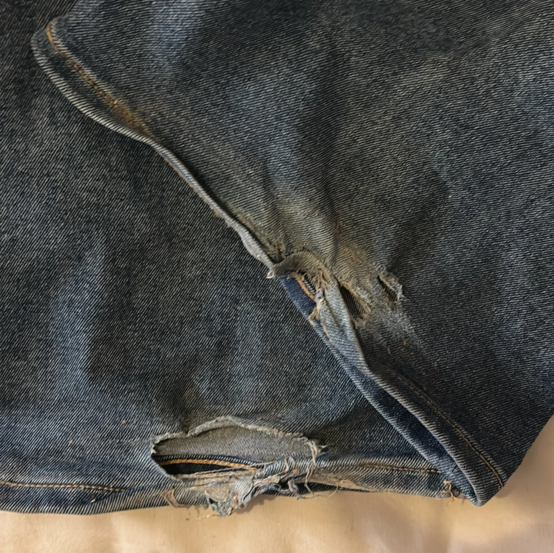 Blå bootcut jeans med slitna detaljer - 2