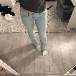 Intressekoll på mina levi’s jeans - Funderar på att sälja mina bootcut jeans från Levi’s då jag endast använt de 1 gång och aldrig kommer till användning💗💗💗 För referens är jag 174 och har stl 27x32 