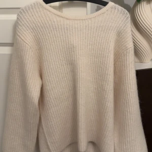 Tröja med rosett i ryggen - Oanvänd, större i storleken. Nypris 499:-.