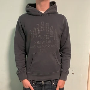 Replay Mörklblå hoodie - Säljer en denna galet snygga mörkblå hoodien ifrån replay. Storlek m. Om du har några frågor tveka inte att höra av dig. Allt gott deluxe garderoben🤟