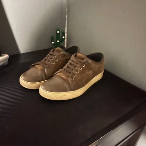 Lanvin skor herr - Säljer nu ett par riktigt feta lanvin skor, skicket skulle jag säga är bra men de bedömer man självklart själv ut efter bilderna! Uk7~41-42, små defekter förrekommer men bra helhetsintryck, inget og, passar till det mesta riktigt feta och höjer din stil! Skriv vid minsta fundering🌟
