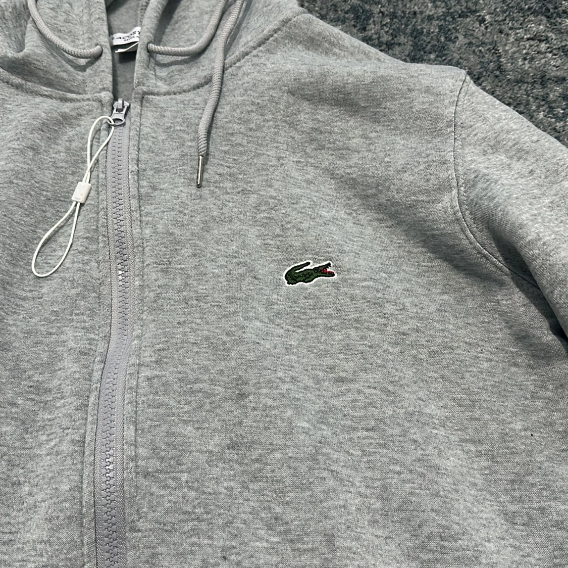 Grå hoodie från Lacoste med dragkedja - 1