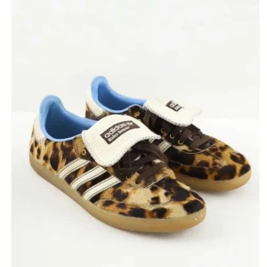 Adidas Wales Bonner leopard sneakers - Unika Adidas Wales Bonner sneakers med leopardmönster i brunt och beige, blå insida och vita detaljer. Skorna har snörning, platt gummisula och är tillverkade i syntet och skinn med pälsstruktur. Perfekt för dig som vill sticka ut med coola och trendiga sneakers.
