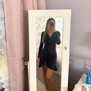 Marinblå klänning - Superfin marinblå festklänning som har snörning i sidan som man kan dra åt🌸jag är 160cm för referens ☺️