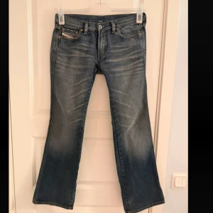 Lågmidjade jeans  - Fina jeans som är för små för mig. Jag är en S så skulle rekommendera xs. Midjemått rakt över 38 cm. Innerbenslängd ca 72 cm.