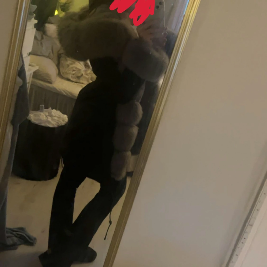 Svart jacka med grå pälsdetaljer