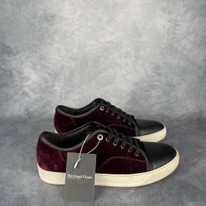 Lanvin DBB1 - Skick: 9/10. | Ingår: Bara skorna. | Nypris: +- 5200 SEK. | Storleken är UK9. | Färgen är en väldigt mörk vinröd. | Mer hittar du på www.thegrandcloset.com.