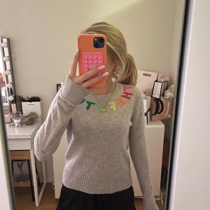 From future tröja  - Super fin men har 3 defekter, ett litet hål på över armen som är igensytt och syns inte så mycket, sedan på båda armbågarna men går nog lätt att laga🥰