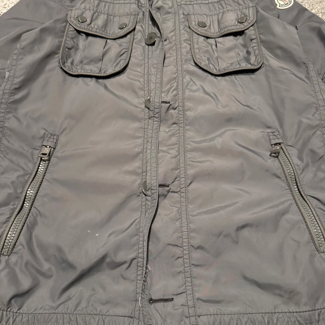 Grå vindjacka från Moncler - 4