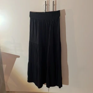 Svart långkjol från 157 - Svart långkjol från 157 i storlek XS. Kjolen är endast använd 1 gång och är i nyskick! Priset kan diskuteras och hör av er vid frågor!💛 tvättas innan köp!