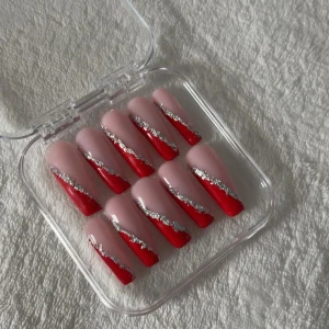 Press on nails  - Handgjorda press on naglar  Finns i olika storlekar, längd och form   Du kan även önska annan design   Om du är osäker på att dem kommer passa dig med storleken så gör jag dom vid beställning så då utgår jag ifrån kundens naglar  