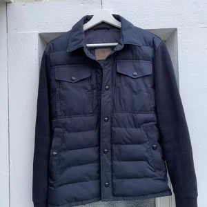 Massimo dutti cardigan - Stilig cardigan med snygga detaljer. Normalstor S, superfint skick. Hör gärna av er vid frågor