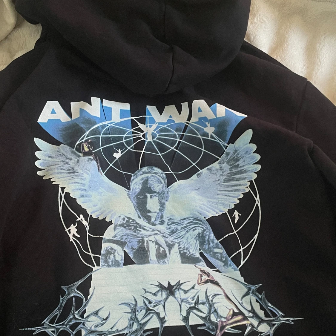 Svart Ant Wan hoodie med tryck