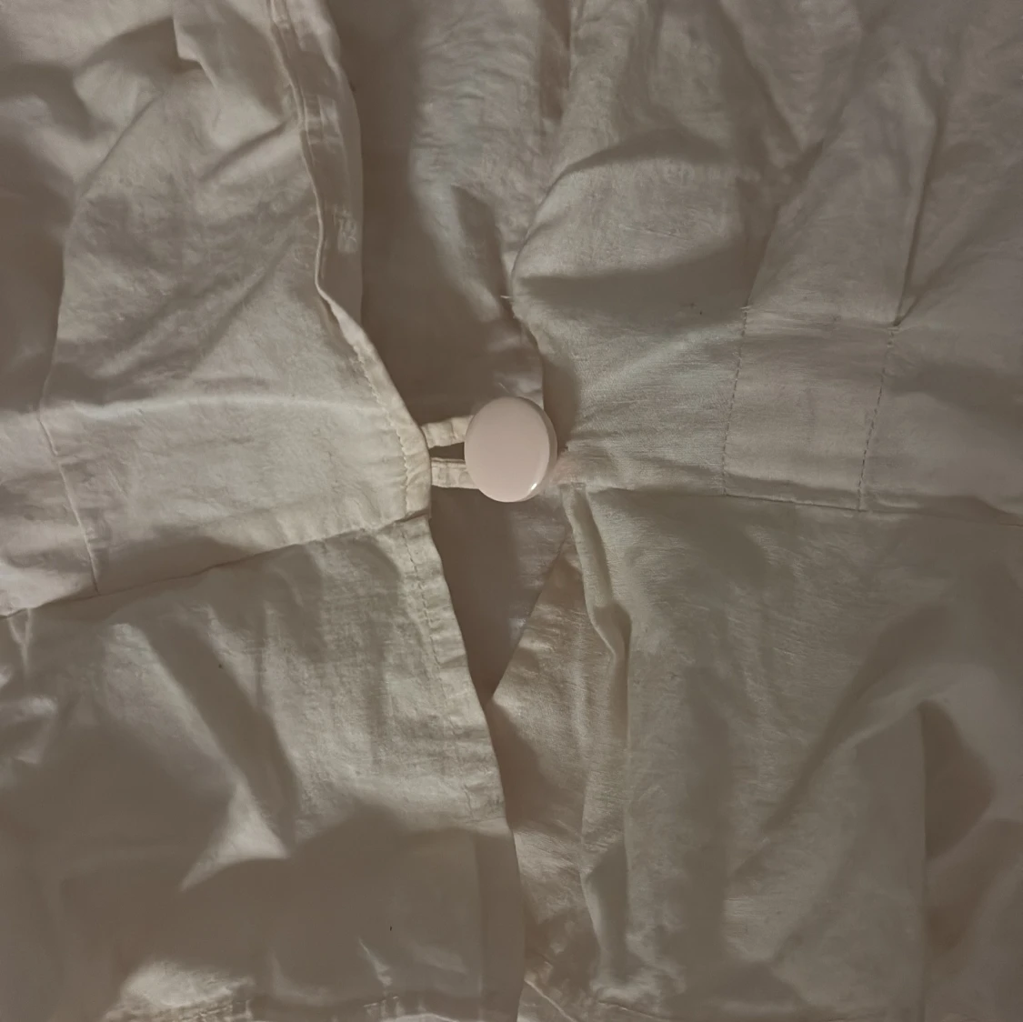 Ljusbeige blus med knappdetalj - 1