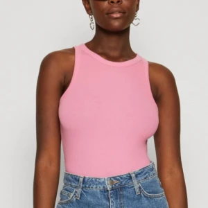 Rosa ribbad linnetopp från Hollister - Säljer en snygg rosa linnetopp från Hollister i storlek S. Toppen är ribbad och har en ärmlös design med rund halsringning. Materialet är mjukt och stretchigt, perfekt för att matcha med jeans eller shorts. Enkel och fräsch look som funkar året runt.