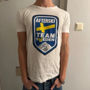 Afterski Team Sweden t-shirt - Vissa vem som bestämmer på Afterskin! Afterski Tisha i storlek S. Killen på bilden 180,65 kg! Skrih för frågor. I princip oanvänd! 