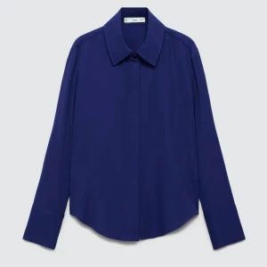 Supersnygg blå skjorta - Helt oanvänd. Supersnygg mörkblå skjorta med klassisk krage och långa ärmar. Skjortan har en stilren design med dolda knappar framtill och breda manschetter. Materialet är mjukt och känns skönt mot huden. Ordinarie pris 599kr.