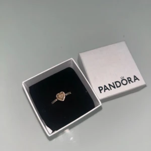 Pandora ring  - En Pandora ring i färgen rosé jätte bra skick storlek 56