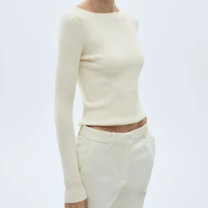 Stickad tröja båtkrage - Helt oanvänd. Skönt och mjukt material som sitter figurnära. Något liten i storlek så mer en S eller M enligt mig. Ordinarie pris 379kr.