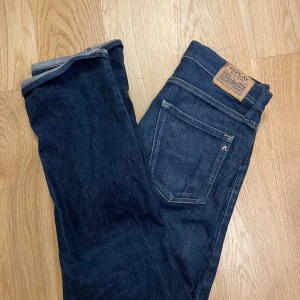 Mörkblå jeans från Replay - Snygga mörkblå jeans från Replay i klassisk femficksmodell. Jeansen har raka ben, normal passform och är tillverkade i slitstarkt denim. Perfekta för dig som gillar stilrena och tidlösa jeans med diskreta detaljer och snygg tvätt.