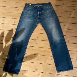 Levi 501 - Säljer mina jeans passar mig inte längre så det är drf, hör av er vid funderingar 