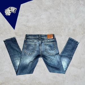 JACK & JONES GLENN - Feta Jack & Jones jeans i slim / Glenn med feta slitningar från fabrik | Skick: 8.5/10 | Strl: 31/32 (Passar lite mindre i midja) | Modellen är 182 cm | Hör av dig vid intresse eller om du undrar någonting! 