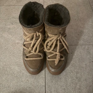 Inuikii - Inuikii Classic Winter Boots i färgen ”TAUPE”! 🤎🤍Superfina, använda en vinter så i använt skick men fortfarande bra. Normalt slitage förekommer, se bilder.🫶 Jag brukar ha storlek 36/37 och de har funkat fint på mig.🤎 Hör av er för övriga frågor! 🫶