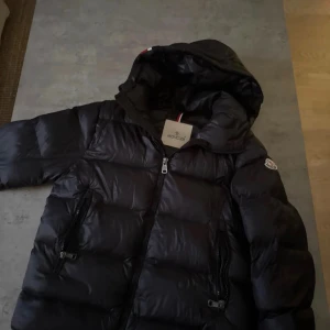 Moncler jacka  - Säljer denna moncler jacka som dock är fejk väldigt bra skick använd en till två gånger väldigt fint skick 